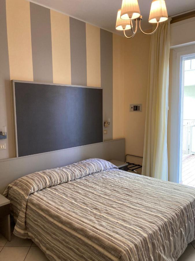 Hotel Abel & Residence Чезенатіко Екстер'єр фото